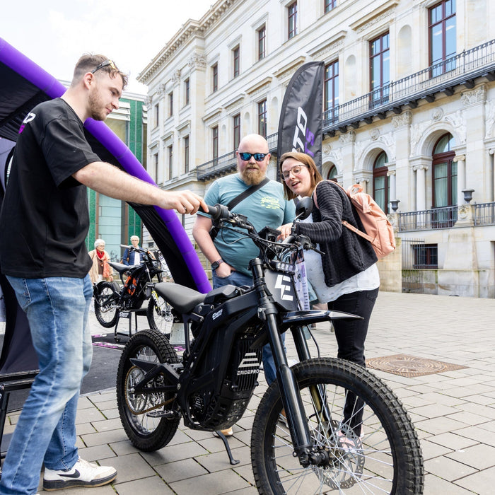 Emoto-Parts Messestand auf dem Stadtfrühling 2025 in Braunschweig mit Surron & E-Ride Pro Bikes