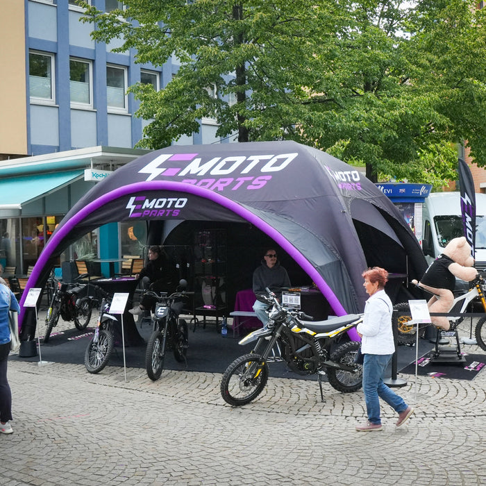 Emoto-Parts Stand auf der Mobilitätsmeile 2025 in Hildesheim mit Surron, E-Ride und 79Bike Modellen