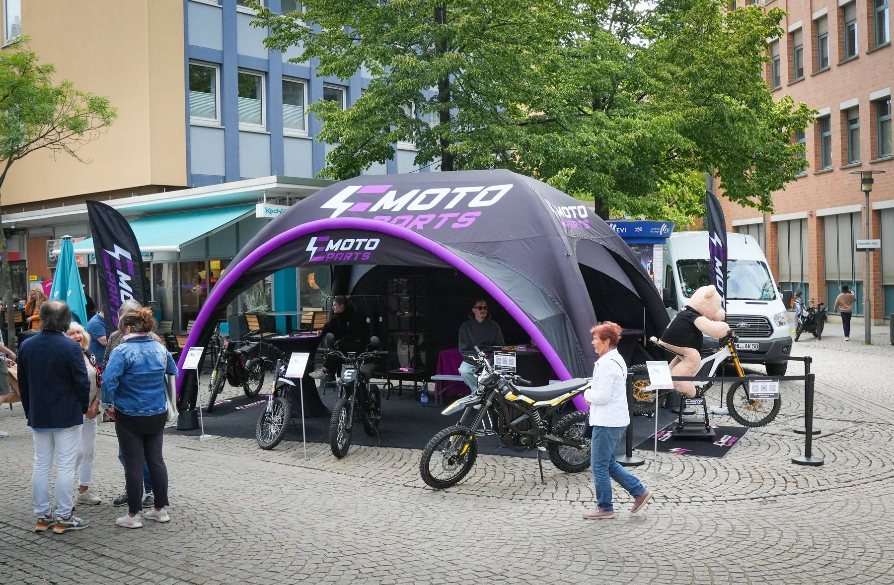 Emoto-Parts Stand auf der Mobilitätsmeile 2025 in Hildesheim mit Surron, E-Ride und 79Bike Modellen
