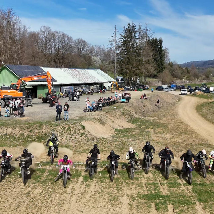 Fahrer auf E-Motorrad beim eMotoCup 2025 auf der Rennstrecke des MSC Wachenberg