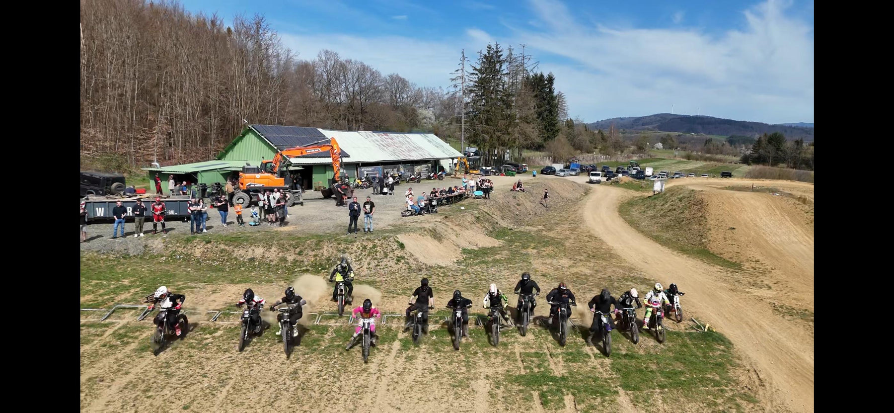 Fahrer auf E-Motorrad beim eMotoCup 2025 auf der Rennstrecke des MSC Wachenberg