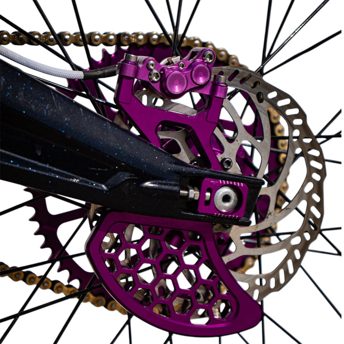 CNC Bremsscheibenschutz in Lila an E-Ride Pro montiert – Schutz für Bremsscheibe & Bremssattel


