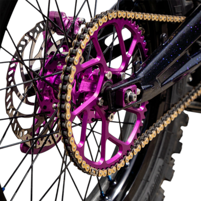 Lila CNC Kettenblatt 58T an Surron Lightbee montiert – Emoto-Parts Tuningteil