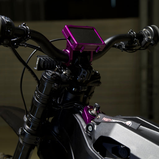 Montiertes Display Cover aus eloxiertem Aluminium an der E-Ride Pro SS – Frontansicht