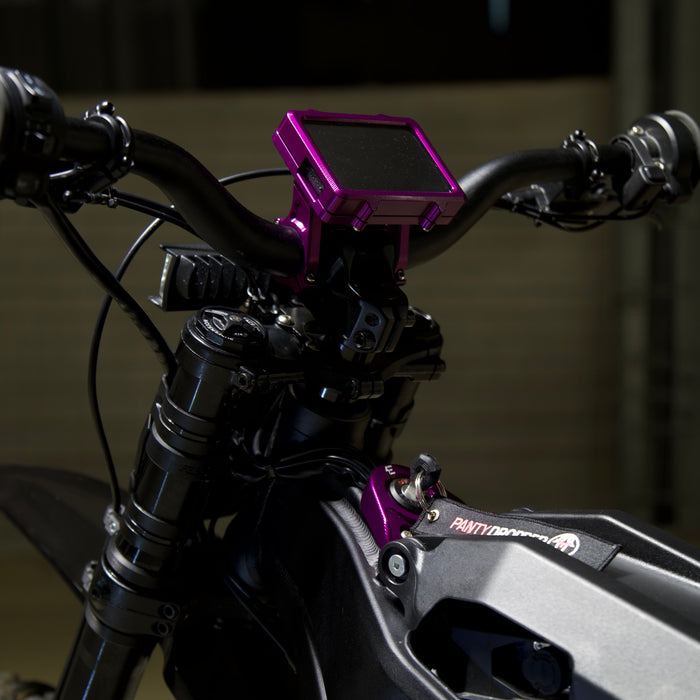 Montiertes Display Cover aus eloxiertem Aluminium an der E-Ride Pro SS – Frontansicht