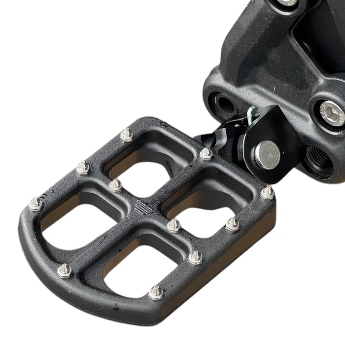 Fußrastenaufnahme der E-Ride Pro SR L1E in Nahaufnahme – stabil & sportlich
