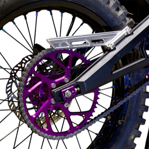 E-Ride Pro Kettenschutz aus CNC Aluminium in silber montiert am Hinterrad – Emoto-Parts Upgrade

