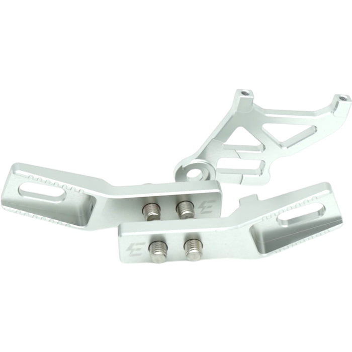 Silberne Adapter zur Verlängerung des Radstands bei der Lightbee
