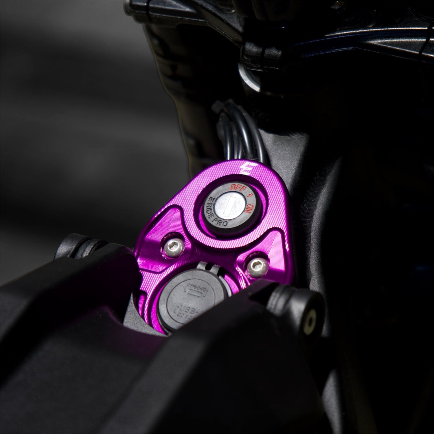 Blaue CNC Zündschlossabdeckung aus 6060 Alu an E-Ride Pro SS montiert